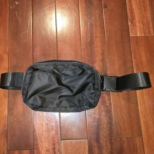 NWOTs Blogilates Ultimate Belt Bag Yoga Straps in Black